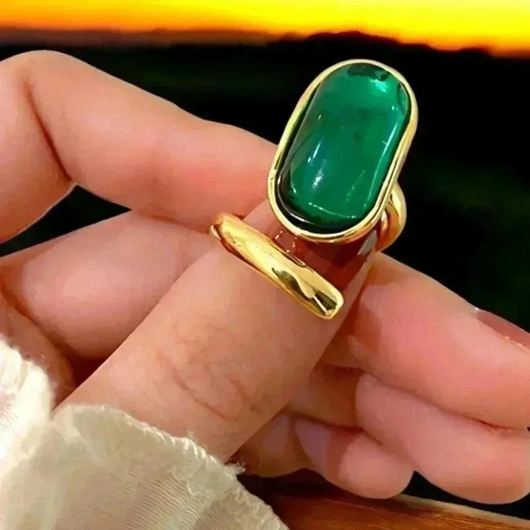 ๐๏ธVintage Style Emerald Colored Crystal Ring ๐ 18K Gold Plated Adjustable ๐ - Picture 10 of 17
